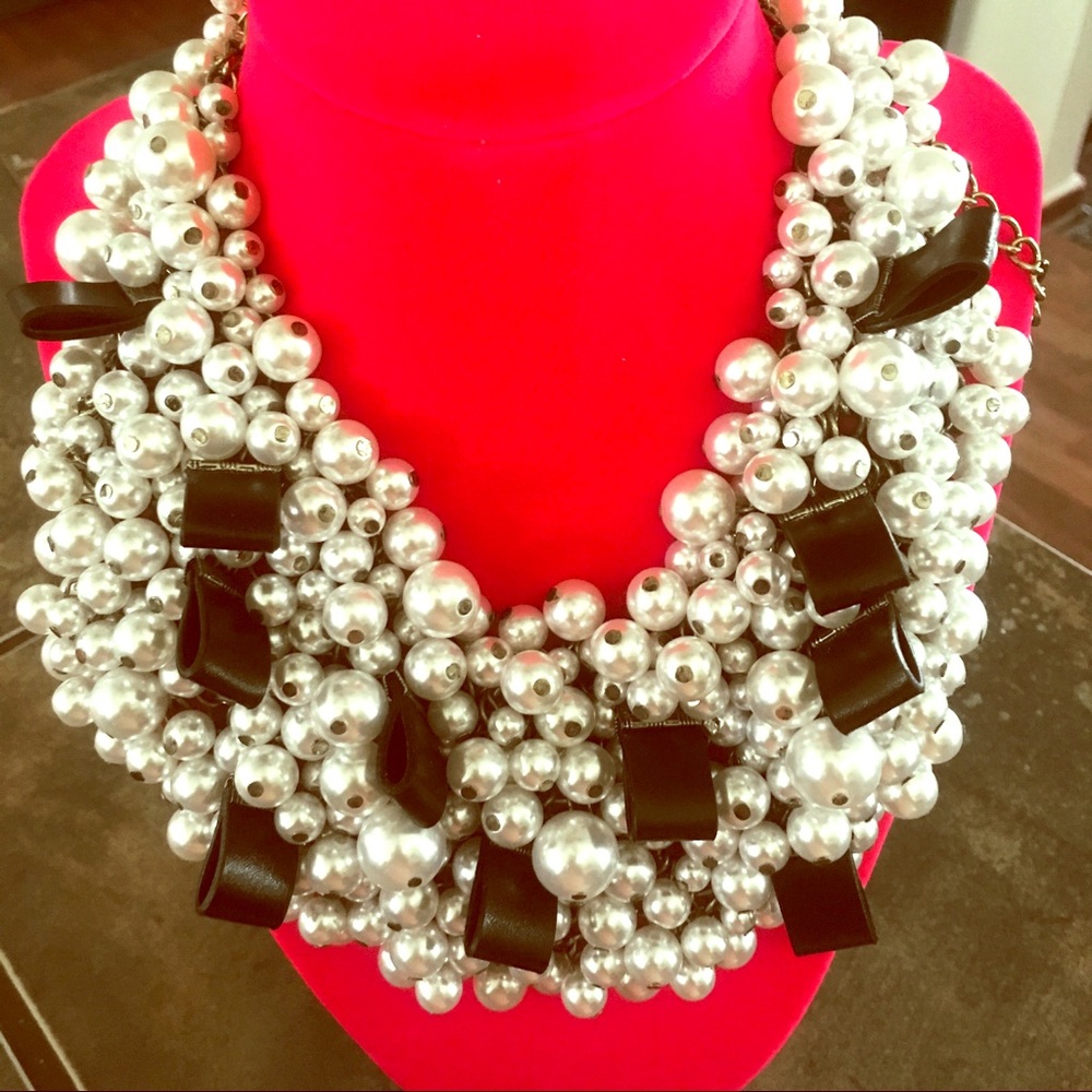 Pearl/leatherette necklace